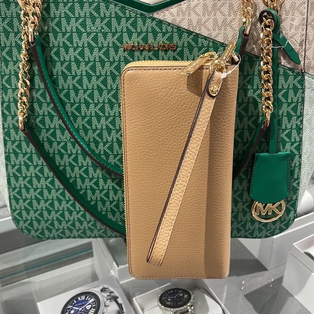 MICHAEL KORS LARGE TRAVEL CONTINENTAL WRISTLET WALLET PHONEHOLDER CAMEL